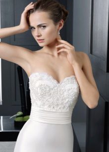 Corsage en dentelle sur une robe de mariée