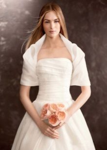 Robe de mariée avec un boléro