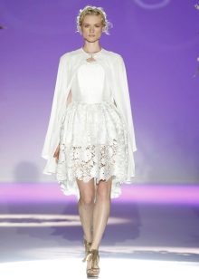 Robe de mariée ajourée avec une cape