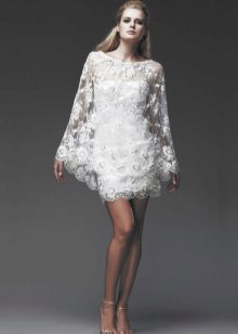 Robe de mariée courte avec motifs brodés