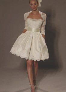 Boléro ajouré pour une robe de mariée courte