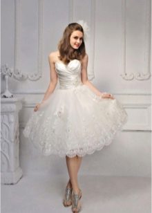 Robe de mariée courte avec jupe en dentelle