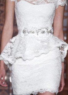 Robe de mariée entièrement en dentelle