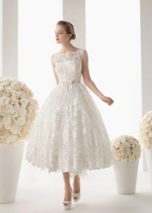 Robe de mariée courte entièrement en dentelle