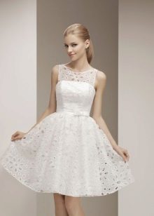 Mariée dans une robe simple