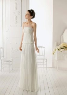 Une robe de mariée simple avec une jupe plissée