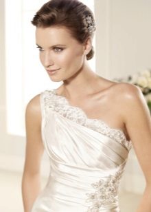 Robe de mariée une épaule avec dentelle
