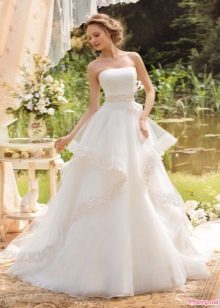 Robe de mariée avec des tentures horizontales
