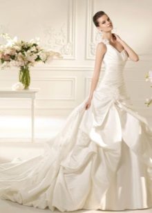 Robe de mariée avec plis horizontaux sur le corsage