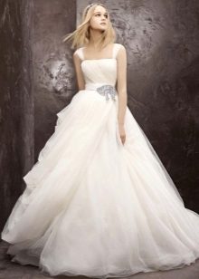 Magnifique robe de mariée avec un décolleté rectangle