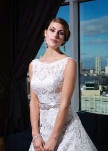 Robe de mariée avec encolure de bateau
