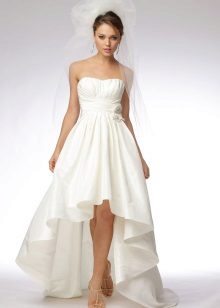 Robe de mariée à plis verticaux