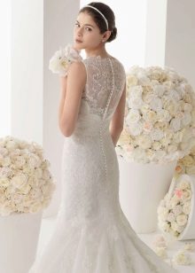 Robe de mariée pour petite ou courte avec des boutons