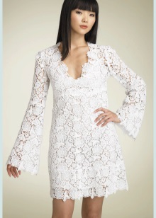 Robe de mariée courte avec un col en V