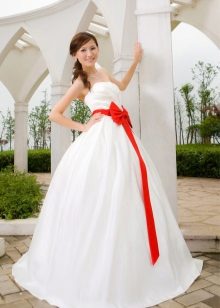 Magnifique robe de mariée avec un noeud écarlate
