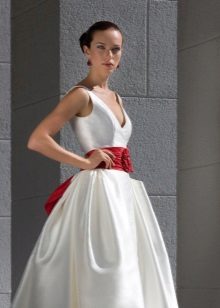 Magnifique robe de mariée avec un ruban orné d'un noeud