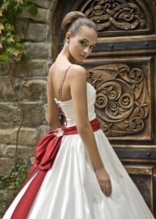 Magnifique robe de mariée avec un noeud dans le dos