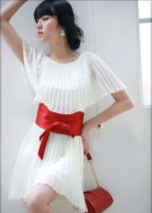Robe de mariée avec une ceinture rouge courte