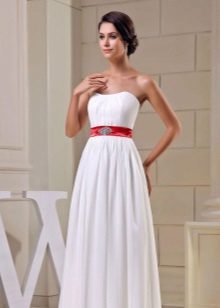 Robe de mariée avec une large ceinture rouge et des décorations