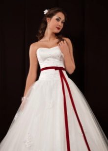 Robe de mariée moelleuse à taille basse et ceinture rouge