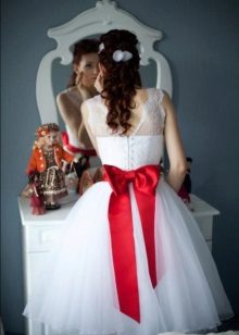 Arc rouge pour une robe de mariée courte