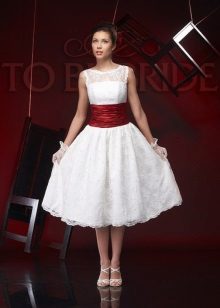 Robe de mariée courte avec une large ceinture