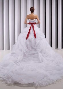 Magnifique robe de mariée avec un train et un arc rouge