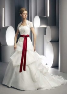 Robe de mariée avec une fine ceinture et un noeud