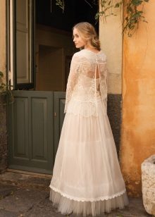 Robe de mariée avec une cape transparente