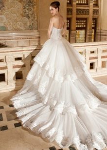 Robe de mariée beige avec un train