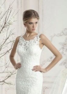 Robe de mariée courte avec une grande dentelle