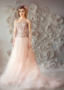 Robe de mariée couleur pêche de Natasha Bovykina