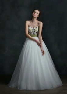 Robe de mariée de Natasha Bovykina avec des pierres
