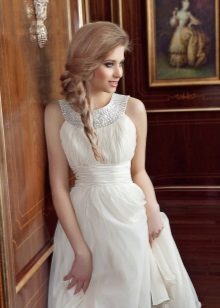 Anna Bogdan en robe de mariée de style héroïque