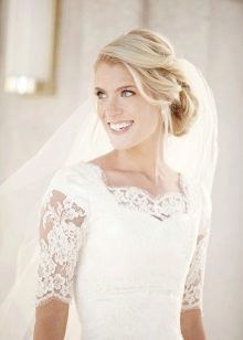 Robe de mariée modeste avec des manches en dentelle