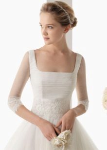 Encolure carrée sur une robe de mariée modeste