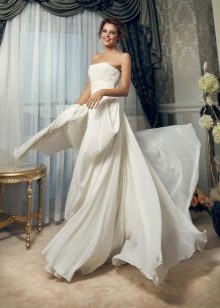 Robe de mariée en crêpe à la plage