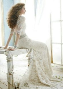 Robe de mariée avec des mains en dentelle