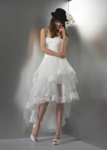Robe de mariée courte avec un train et un chapeau
