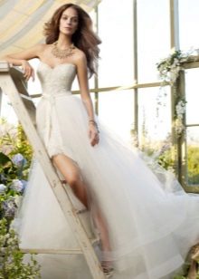 Bijoux pour une robe de mariée courte avec un train