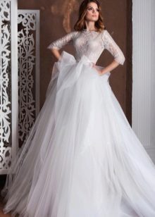 Magnifique robe de mariée avec des manches en dentelle