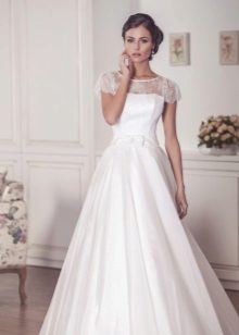 Robe de mariée moelleuse à manches courtes en dentelle