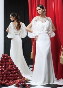 Robe de mariée avec manches et empiècements en dentelle