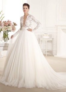 Robe de mariée avec manches ajourées et décolleté
