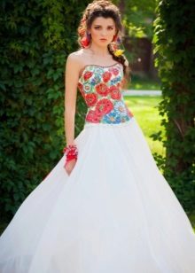 Robe de mariée à la russe avec des coquelicots