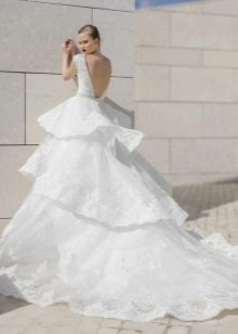 Robe de mariée magnifique avec une jupe et un train à plusieurs niveaux