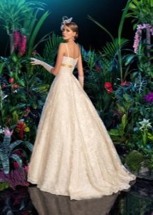 Magnifique robe de mariée en dentelle avec un train
