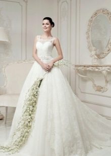 Magnifique robe de mariée en dentelle avec un train