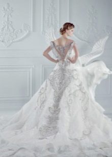 Robe de mariée avec train strass cousu