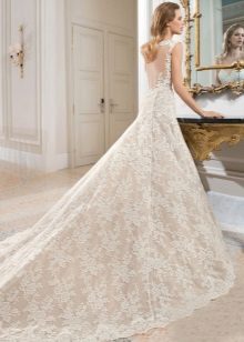 Robe de mariée en dentelle avec un magnifique panache